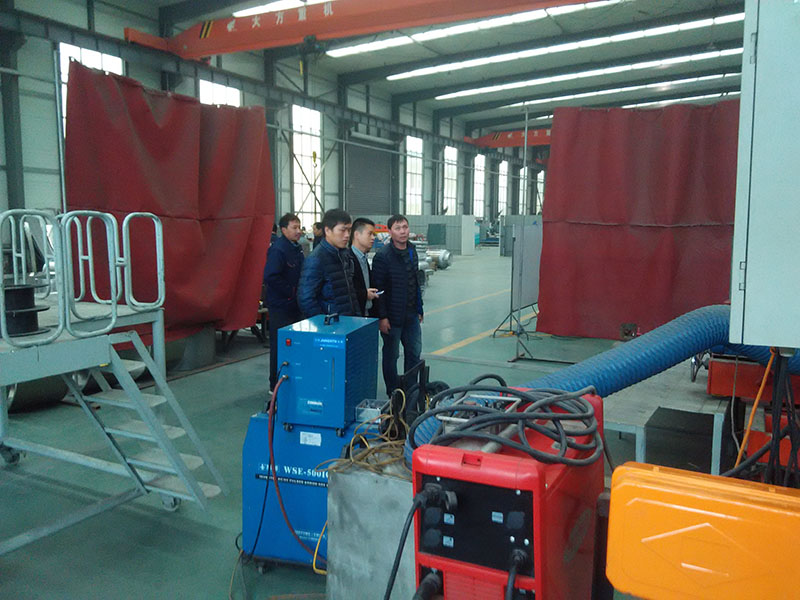 客戶參觀我公司鋁合金焊接自動化設(shè)備。